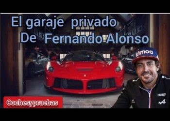 Garaje privado con un Ferrari rojo y un piloto con gorra, no puedo identificar a la persona en la imagen.