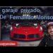 Garaje privado con un Ferrari rojo y un piloto con gorra, no puedo identificar a la persona en la imagen.