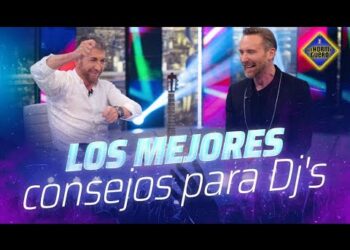 Presentadores en un plató televisivo con fondo luminoso y texto promocional; Sueldo de David Guetta: descubre cuánto gana el DJ más famoso