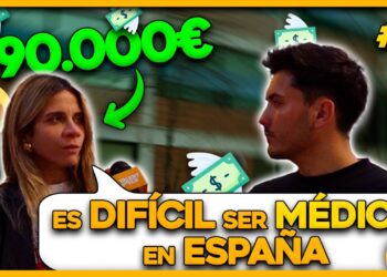 Dos personas conversando frente a un micrófono con gráficos de dinero y el texto '+90.000€', ¿Cuánto cobra Sergio Llull? Descubre su salario y secretos financieros