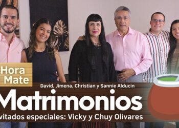 Grupo de seis personas posando frente a un cartel que dice 'Matrimonios' y 'La Hora Del Mate', Descubre quién es la esposa de Chuy Olivares y su historia inspiradora.