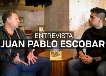 Dos hombres en una entrevista junto a un libro sobre Pablo Escobar — La vida actual de los hijos de Pablo Escobar: secretos y revelaciones