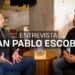 Dos hombres en una entrevista junto a un libro sobre Pablo Escobar — La vida actual de los hijos de Pablo Escobar: secretos y revelaciones