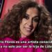 La familia de Rosario Flores: secretos y la vida de sus hijos 13 Primer plano de una artista con cabello rizado y labios maquillados en un plató, La familia de la artista: secretos y la vida de sus hijos