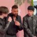 Ricky Martin y sus hijos: descubre cuántos son y quiénes son 27 Hombre adulto acompañado por dos jóvenes frente a un fondo rosa en un evento, posando juntos.