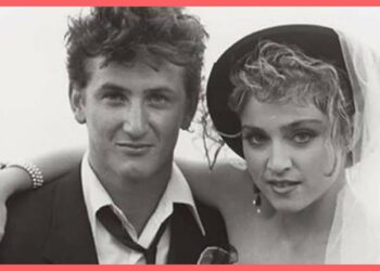 Pareja joven en fotografía en blanco y negro con atuendo nupcial y estilo retro, posando de cerca