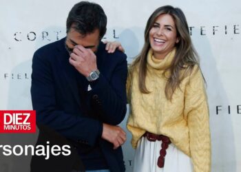 Pareja sonriente en evento público mostrando complicidad y alegría familiar.