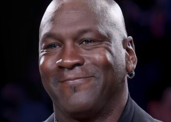 Retrato cercano de un hombre adulto sonriendo con un pendiente y barba corta, Los hijos de Michael Jordan: secretos y carreras de sus descendientes