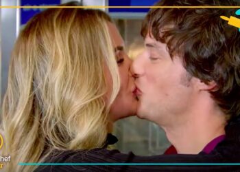 Pareja besándose en primer plano, celebración de la familia: amor, paternidad y momentos únicos