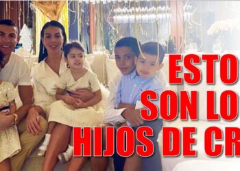 Familia posando en una celebración elegante con niños y decoración festiva