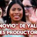 Retrato de una mujer sonriente en un evento público con titulares gráficos que sugieren su vida sentimental y dos fotos recortadas junto a un hombre