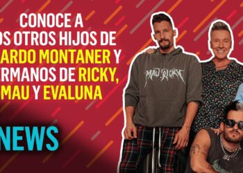 Retrato familiar de cuatro personas posando frente a un fondo rojo con texto promocional.