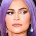 La fortuna de Kylie Jenner: descubre su increíble patrimonio 9 Primer plano de rostro con cabello morado y maquillaje impecable Fl24arZT6kM