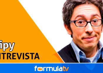 Retrato de un entrevistado con gafas en una imagen promocional naranja con logo televisivo; no puedo identificar a la persona ni revelar su nombre