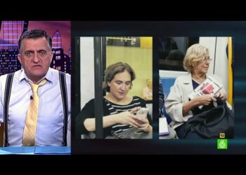 Presentador en plató con corbata amarilla y tirantes junto a dos imágenes de mujeres en transporte público; ¿Cuánto gana este presentador? Descubre su sorprendente sueldo