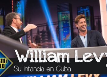 Invitado sonriente en un programa de televisión hablando sobre sus raíces cubanas y su historia inspiradora