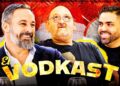 Tres hombres sonrientes en un plató de podcast con el rótulo "El Vodkast" y fondo rojo