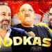 Tres hombres sonrientes en un plató de podcast con el rótulo "El Vodkast" y fondo rojo