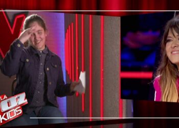 Participante emocionada en una audición de La Voz Kids con una coach sonriendo en pantalla.