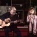 Niña cantando en escenario acompañada por un guitarrista, imagen evocadora para ¿Qué fue de Nikka Costa? La historia de la niña prodigio rockera