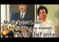 María Luisa León: La esposa que transformó la vida de Pedro Infante, mujer posando junto a un retrato masculino y arreglos florales.