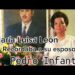 María Luisa León: La esposa que transformó la vida de Pedro Infante, mujer posando junto a un retrato masculino y arreglos florales.