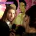 Hombre joven siendo entrevistado frente a un mural en fiesta, Sergio Ramos y sus parejas: amor, escándalos y secretos revelados