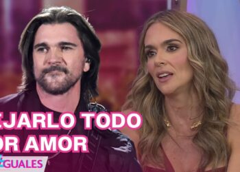 Pareja en estudio de televisión con texto 'Dejarlo todo por amor' y diseño colorido, enfoque en mujer y músico
