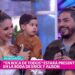 Pareja sonriente con un niño en un set de televisión durante una entrevista en vivo