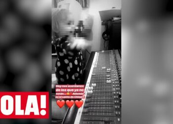 Dos niños en un estudio de grabación junto a una mesa de mezclas con los rostros pixelados