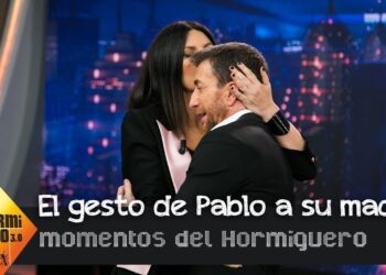 Hombre abrazado por una mujer en un plató de televisión junto al logo del programa, escena íntima que sugiere interés por dónde vive: descubre su lujosa casa en Madrid