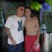 Hombre adulto con tatuajes y adolescente sonriente en una fiesta con globos y decoración, artista y su familia: descubre cuántos hijos tiene el artista