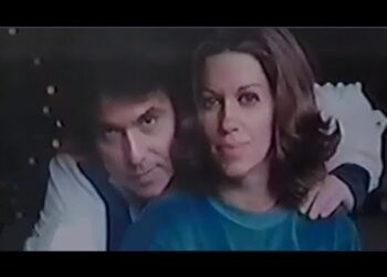 Pareja en abrazo íntimo con estética retro, Hijos de Raphael: secretos de Jacobo, Alejandra y Manuel