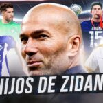 Hombre calvo en primer plano rodeado de varios futbolistas jóvenes en un estadio, imagen sobre los hijos y la historia familiar