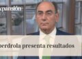 Directivo con traje y corbata verde ante cartel "Iberdrola presenta resultados" KzTOVL0Jqos