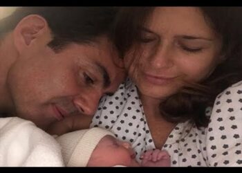 Pareja observando con ternura a su recién nacido en una habitación, Cuántos hijos tiene Urtubey: descubre su familia y secretos