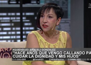 Mujer en estudio de televisión con vestido amarillo y micrófono, imagen para artículo Cecilia Milone: Descubre las parejas que marcaron su vida amorosa