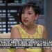 Mujer en estudio de televisión con vestido amarillo y micrófono, imagen para artículo Cecilia Milone: Descubre las parejas que marcaron su vida amorosa