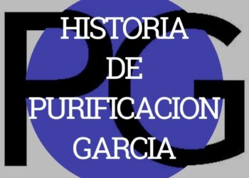 Descubre de dónde es Purificación García y su legado en la moda en un cartel tipográfico con el logo PG sobre un círculo azul.