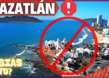 Vista aérea de la costa y arquitectura blanca sobre un peñasco en Mazatlán: Descubre su historia y los famosos que la han marcado