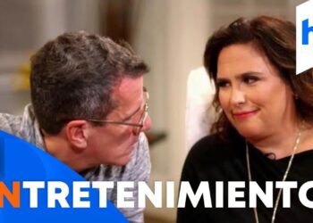 Entrevista íntima entre una mujer y un hombre con gráfico de entretenimiento en pantalla