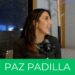 ¿De dónde es Paz Padilla? Descubre sus raíces en Cádiz 29 Mujer en perfil hablando frente a un micrófono en un set interior junto a una ventana.