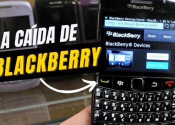 Teléfono BlackBerry clásico con pantalla y teclado físico en primer plano, ¿Qué fue de BlackBerry? La historia de su auge y caída impactante.