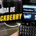 Teléfono BlackBerry clásico con pantalla y teclado físico en primer plano, ¿Qué fue de BlackBerry? La historia de su auge y caída impactante.