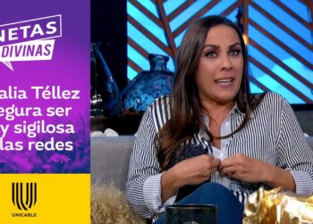 Mujer en programa de entrevistas con expresión sorprendida sentada en un sofá, El esposo de Consuelo Duval: descubre su vida y secretos revelados