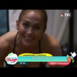 Mujer sonriente haciendo ejercicio en un set de televisión con rótulo 'Hace mucho ejercicio' y logotipo; no es posible identificar a la persona en la imagen.