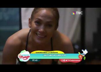 Mujer sonriente haciendo ejercicio en un set de televisión con rótulo 'Hace mucho ejercicio' y logotipo; no es posible identificar a la persona en la imagen.