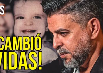 Hombre adulto con barba y mirada pensativa junto a una fotografía antigua de un bebé y el titular '¡CAMBIÓ VIDAS!'.