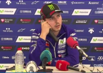 Dónde vive Jorge Lorenzo: descubre su lujosa vida en Suiza, piloto en rueda de prensa con gorra Monster y chaqueta Yamaha delante de varios micrófonos