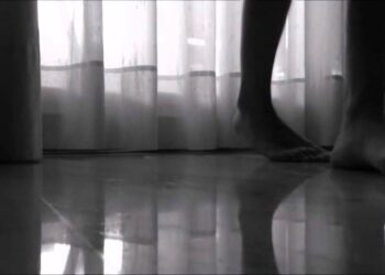 Pies descalzos frente a una cortina con reflejo en el suelo, Risto Mejide: descubre su sorprendente sueldo y secretos financieros